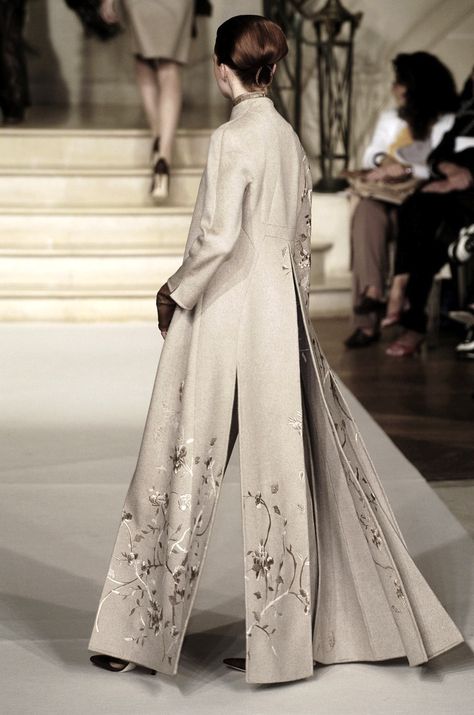 Fashion Cool, Chado Ralph Rucci. Coat Runway, Ralph Rucci, Fashion Things, Couture Wedding Gowns, Abaya Designs, Muslimah Fashion Outfits, Evening Jackets, Picture This, Abayas Fashion