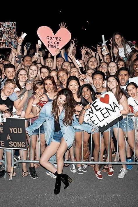 Selena Gomez Fan, Selena Gomez Concert, Selena Gomez With Fans, Old Celebrities, Look At Her Now, Selena Gomez Photoshoot, Selena Gomez Pictures, Selena G, Concert Photos