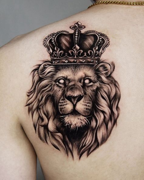 Tatoo Crown, Lion With Crown Tattoo, Crown Tattoo Men, Hals Tattoo Mann, Lion With Crown, Tato Dada, Lion King Tattoo, Tato Dengan Makna, Mens Lion Tattoo