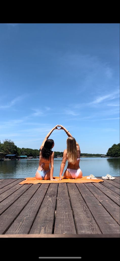 Ideas for pictures with friends at the lake Lake Picture Ideas With Friends, Lake Photoshoot Summer Friends, Sunset Lake Pictures With Friends, Lake Life Pictures, Cute Camping Pictures Friends, Bestie Lake Pics, River Pics With Friends, Lake Aesthetic Pictures, Lake Poses Picture Ideas With Friends