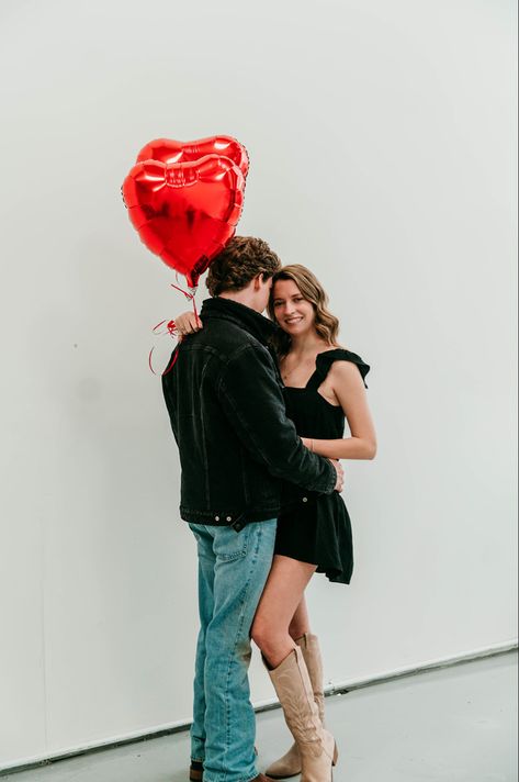 Birthday Photoshoot With Boyfriend, Couples Birthday Photoshoot, Outdoor Valentines Day Photoshoot, Valentine Poses, Valentine Day Decorations, Valentines Pictures, Valentines Photos, Aesthetic Valentines Day, Valentines Day Crafts