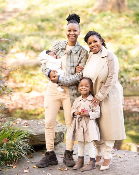 Two Moms Family Lgbt, Wlw Family Aesthetic, Lesbian Maternity Photoshoot, Lesbian Family Photos, Wlw Family, Wlw Black, Family Fall Photoshoot, Black Wlw, Family Maternity Pictures