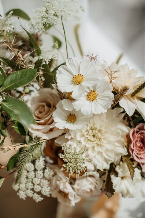 Wedding Flowers Minimal, Brides Flower Bouquet, Dana Core, Garden Apothecary, Aesthetic Flower Bouquet, Flower Arrangement For Wedding, Flower Bouquet Aesthetic, Floral Arrangement Ideas, Flowers Bouquet Ideas