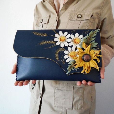 30 + Unique Flower Lather Bags Designs | Beautiful Bags For Ladies | Hand Bags Ideas ------ so this video we will discuss about some flowers lather bags ideas & designs ------ Painted Handbags, Painted Clutches, Unique Leather Bag, Hand Painted Purses, Artist Bag, Painted Purse, Flower Purses, Clutch Bag Wedding, Bag Flower