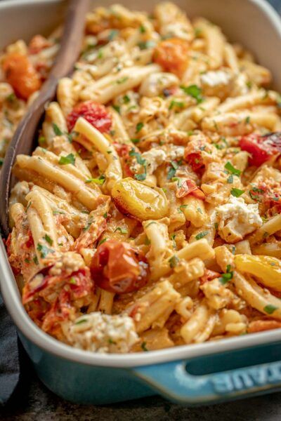 Pasta Recipe With Chicken, Tomato Feta Pasta, Pasta With Roasted Tomatoes, Tomatoes Roasted, Pasta Calories, Roasted Tomato Pasta, Cheese Pasta Recipes, Baked Feta Pasta, Recipe With Chicken