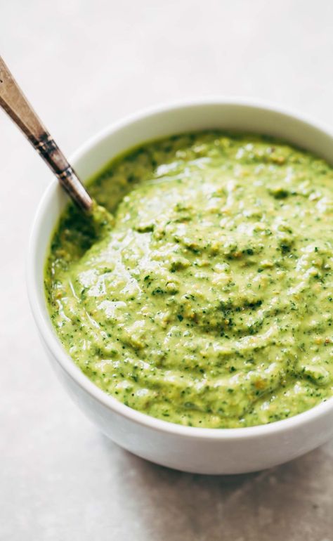 5 Minute Magic Green Sauce - this sauce goes with anything as a dip, dressing, marinade, or spread! Easy ingredients like avocado, parsley, cilantro, garlic, and lime. Vegan! Magic Green Sauce, Být Fit, Green Sauce, Marinara, Alfredo, Paleo Recipes, Sauce Recipes, Ketchup, Chutney