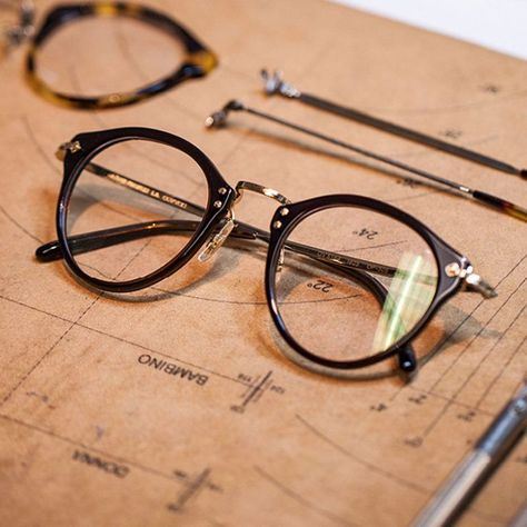 Glasses Women Fashion Eyeglasses, Mens Eye Glasses, Classy Glasses, Glasses Inspiration, Sunglasses Men Vintage, Wooden Glasses, Mens Glasses Fashion, Glasses Trends, Mens Glasses Frames