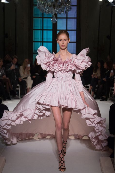 Ruffle pink gowns with puffy ruffled shoulders at Giambattista Valli #SS17 #Couture #PFW #Trend Giambattista Valli Couture, Giambattista Valli Haute Couture, Runway Fashion Couture, فستان سهرة, Pink Dresses, Couture Runway, Cat Walk, Haute Couture Fashion, Giambattista Valli