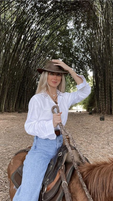 Professional Farm Outfit, Ruidoso New Mexico Outfits, Rancho Outfits For Women, Farm Life Outfit, Country Side Outfits Women, Outfit Rancho Mujer, Mexico Outfits Rancho, Farm Outfit Aesthetic, Bella Hadid Cowgirl