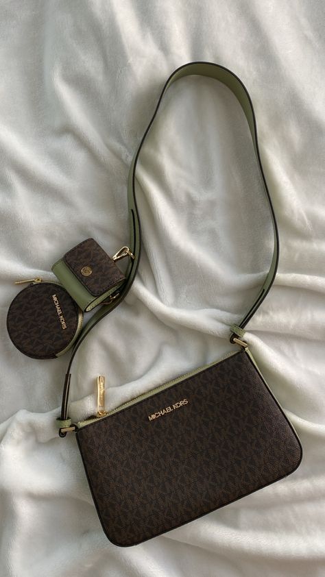 #mk #bags #michaelkors #fashion #ootd #ideas #smallbag #aesthetic # Mk Bag Outfit, Michael Kors Aesthetic, Michael Kors Bag Outfit, Carteras Aesthetic, Mk Bags Michael Kors Mk Handbags, Crossbody Bag Aesthetic, Mk Bags Michael Kors, Michael Kors Handbags Crossbody, Sac Michael Kors