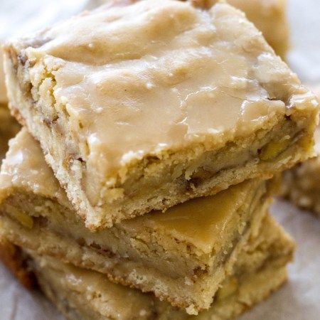 Maple Glazed Apple Blondies - A Latte Food Apple Dessert Recipes Healthy, Apple Blondies Recipe, Desserts Easy Quick, Healthy Apple Desserts, Apple Blondies, Apple Desserts Easy, Apple Glaze, Apple Recipe, Apple Recipes Easy