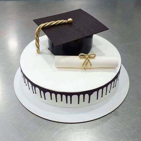 Simple Cake For Graduation, Bachelor Torte, Beer Themed Cake, Simple Graduation Cakes, College Graduation Cakes, Surprise Birthday Cake, Graduation Cake Designs, Graduation Party Desserts, Bts Cake