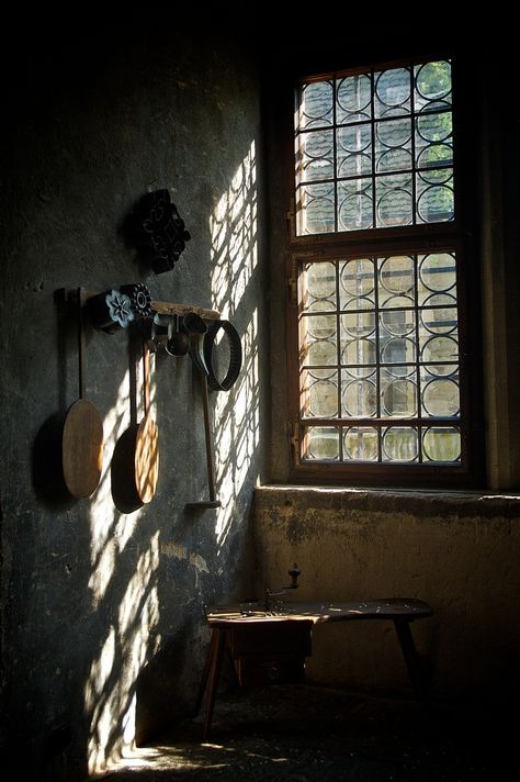 Leaded Windows, Ombres Portées, Foto Tips, Cabin In The Woods, Window View, Through The Window, Foto Inspiration, Potpourri, Light And Shadow