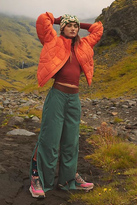 Apres Aesthetic, Outfits For Adventure, Winter Outdoor Outfits, Hiking Gear Women, Fall Hiking Outfit, Camping Fashion, Retro Hiking, Fall Hiking Outfits, Training Outfit