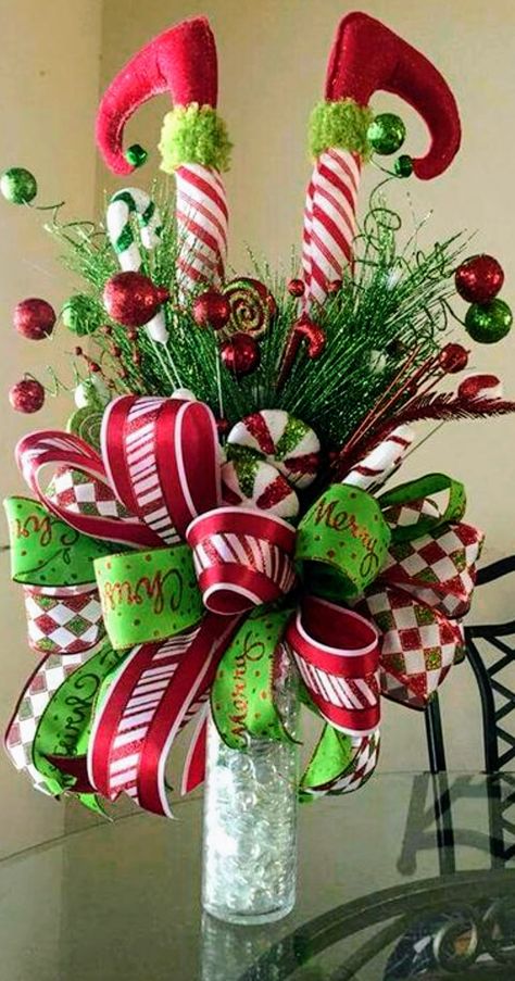 Grinch Christmas Decorations, Dollar Tree Christmas, Tabletop Christmas Tree, Flower Inspiration, Christmas Arrangements, Grinch Christmas, Noel Christmas, Christmas Floral, Tree Christmas