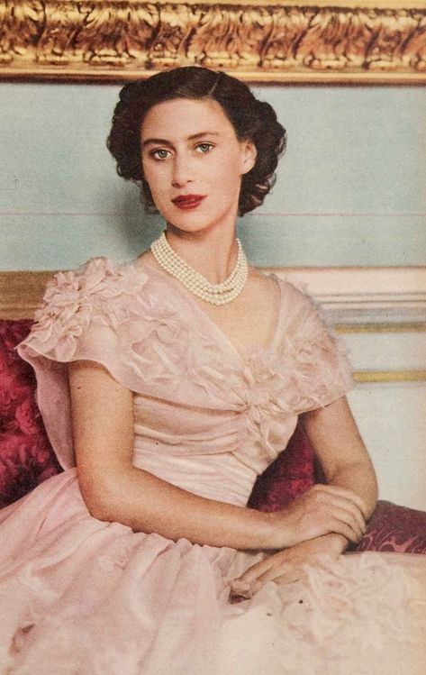 Princess Margaret, 1950, by Cecil Beaton – Tumblr 上的 @recapturingglamour Princesa Margaret, Margaret Rose, Princesa Real, Cecil Beaton, Princess Alexandra, Princess Elizabeth, Duchess Of York, Royal Dresses, Fashion 1950s