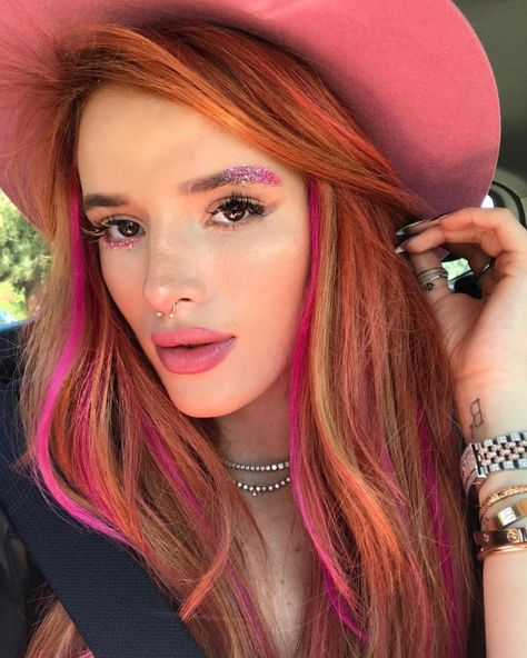 Bella Thorne Pink Highlights In Copper Hair, Red Hair With Pink Highlights, Bella Thorne Hair, Looks Kylie Jenner, Lavender Hair, Salon Ideas, Short Hair Color, Bella Thorne, Hair Color Blue