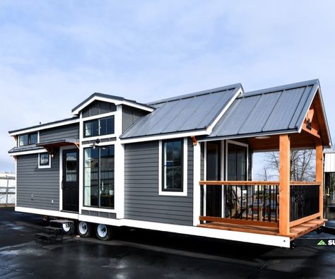 Tiny House Big Living, Enclosed Porch, Tiny House Exterior, Small Tiny House, Tiny House Builders, Tiny House Trailer, Tiny House Inspiration, Building A Tiny House, Tiny Cabins