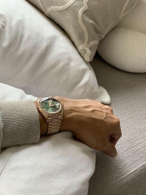 men luxury lifestyle aesthetic Gold Watch Outfit, Green Watch Men, Frugal Male Fashion, Mens Luxury Lifestyle, Green Watch, Fashion Boy, Rolex Date, Gold Watch Men, Rolex Men