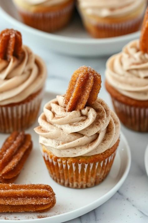 These spiced churro cupcakes with cinnamon cream cheese frosting taste just like churros in cupcake form! They're tangy, sweet, and fantastically warm. Churro Cupcakes, Recipe Cake, Torte Cupcake, Low Carb Dessert, Cupcake Flavors, Cupcake Recipe, Köstliche Desserts, Fun Cupcakes, Savoury Cake