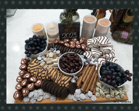 Black Themed Charcuterie Board, Black And White Snacks Party Ideas, Black Food Board Ideas, Color Party Food Ideas Black, Black Colored Snacks, Color Themed Charcuterie Board Ideas, Black Food Board, Colour Themed Food Board, Color Party Ideas For Adults Black