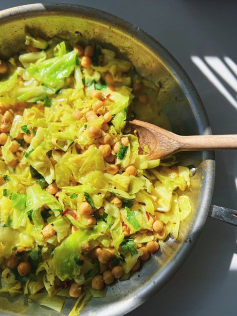 Bits Of Wellness Metabolic Meals, Cabbage Curry, Metabolism Foods, Chickpea Curry Recipe, Cruciferous Vegetables, Main Salad, Cabbage Rice, Cooked Cabbage, Crispy Chickpeas