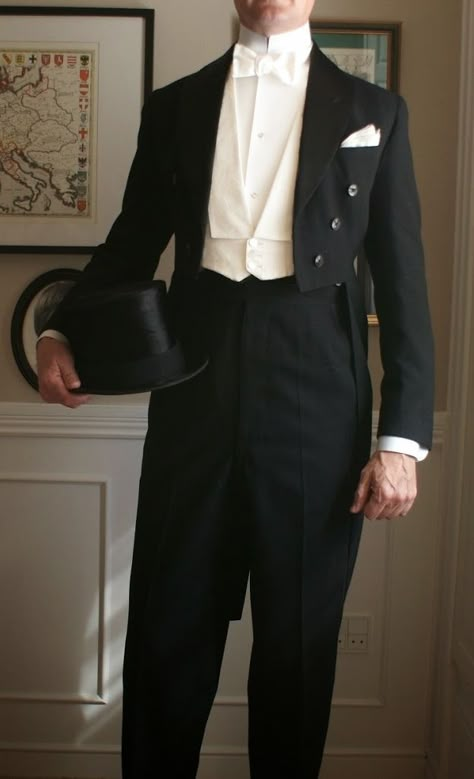 Non Traditional Tuxedo Men, Vintage Tuxedo Men, Butler Outfit Men, 1920s Fashion Men, Tuxedo Aesthetic, Mens Evening Wear, Butler Outfit, Vintage Tuxedo, Mens Formal Wear