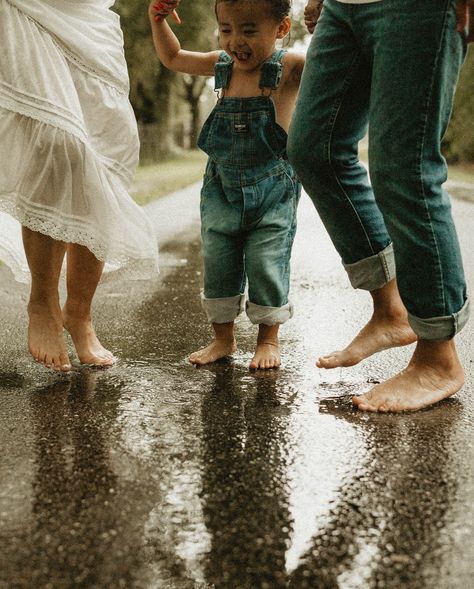 Family Photo In Rain, Muddy Family Photoshoot, Rainy Family Photos, Rainy Theme Baby Photoshoot, Rain Family Photoshoot, Rainy Day Family Photoshoot, Rainy Family Photoshoot, Family Vibes Aesthetic, Photography In Rain