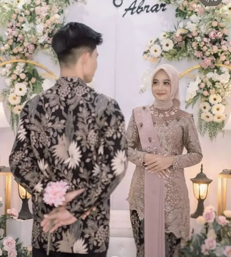 Pose Lamaran, Engagement Party Photo Ideas, Wedding Syar'i, Modern Engagement Photos, Foto Pertunangan, Pose Prewedding, Muslim Wedding Photography, Foto Wedding, Engagement Photography Poses