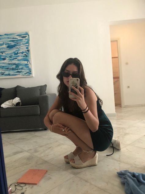 Squatting Pose, Unique Mirrors, Mirror Pic, Insta Inspo, Cute Poses For Pictures, Cute Poses, Poses For Pictures, Story Ideas, Instagram Story Ideas