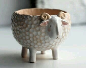 Sheep Planter, Ceramic Sheep, Beginner Pottery, Pottery Animals, Ceramic Art Sculpture, Pottery Handbuilding, Tanah Liat, Slab Pottery, Hand Built Pottery