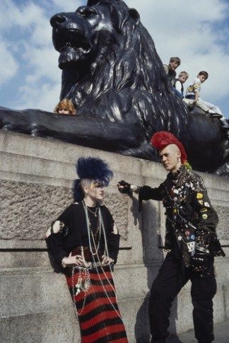 Punks at Trafalgar Square, London in the 1980s. Photo by Chris Parker. Punk Subculture, Cultura Punk, Estilo Punk Rock, 80s Goth, 70s Punk, British Punk, 80s Punk, Punk Culture, Arte Punk