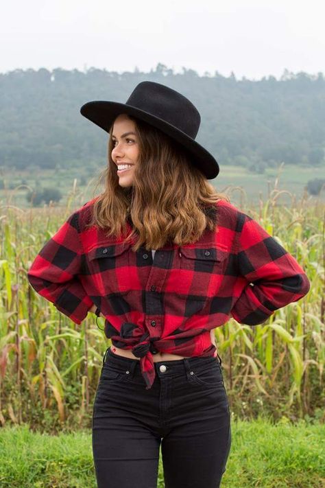 Lumberjack Style Women, Checkered Shirt Outfit, Cowgirl Dress Up, Lumberjack Outfit, Country Outfits Women, Lumberjack Style, Red Flannel Shirt, Neon Girl, Black Cowboy Hat