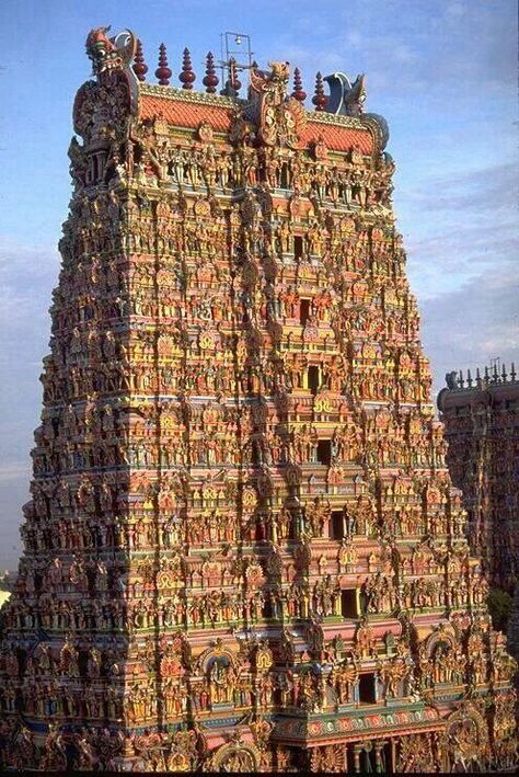 Wow, crazy India! Looks like a Hindu temple, so colorful. Meenakshi Temple, Architecture Cool, Amazing Buildings, Indian Architecture, Amazing Pics, Hindu Temple, Sacred Places, Madurai, Ancient Architecture