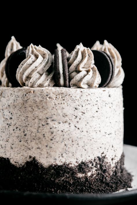 An Oreo crust, Oreo infused vanilla cake, chocolate ganache, and Oreo buttercream make up this Oreo Crust Cookies and Cream Cake. Oreo Flavored Cake, Fancy Oreo Cake, Cookies And Cream Cake Decoration, Cookie And Cream Cake, Oreo Cake Filling, Cookies And Cream Cake Recipe, Cookies N Cream Cake, Oreo Drip Cake, Cake Chocolate Ganache