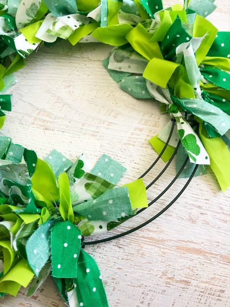 Shamrock Wreath Diy, St Patrick’s Day Crafts, Diy St Patricks Day Wreath, Diy St Patrick's Day Crafts, Diy St Patricks Day Decor, Sant Patrick, St Patricks Day Crafts, St Patricks Decorations, Shamrock Wreath