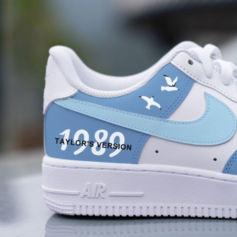 1989 Taylor Swift Shoes, Disney Nike Shoes, Air Force 1 Design Ideas, Custom Air Force 1 Ideas, Nike Custom Shoes, Shoe Creative, Taylor Swift Shoes, Cute Converse Shoes, Painting Shoes