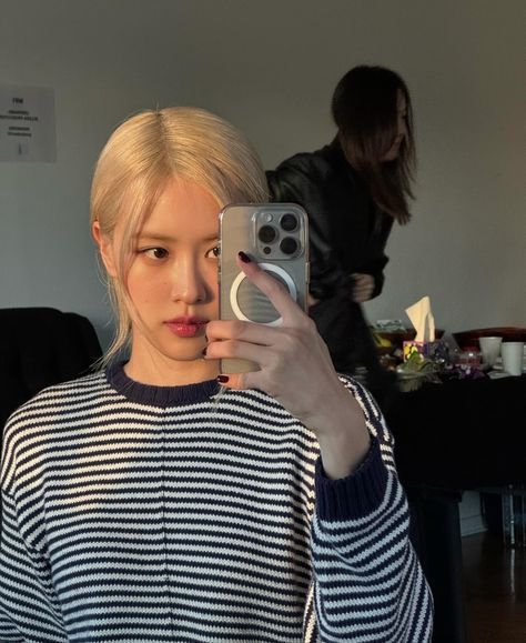 ROSÉ | 🛜 | Instagram Rosé Lq, Rosé Ig Update, Rosé Instagram Update, Rose Mirror, Rosé Instagram, Park Rosé, Rose Park, All Eyes On Me, Rose Icon