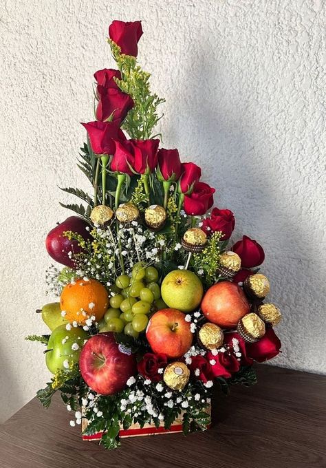 Fruit And Flower Arrangements, Fruit Parcel, Fruit Flower Basket, Fruit Bouquet Ideas, Fruit Bouquet, Fruit Platter Designs, Fruit Creations, Tropical Flower Arrangements, Fruit Basket Gift