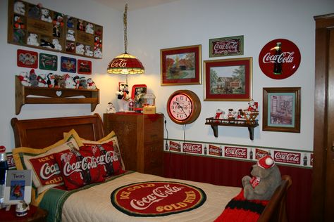 Coca Cola Themed Bedroom Rockabilly Home Decor, Feather Haircut, Coca Cola Recipes, Coca Cola Gifts, Cola Recipe, Coca Cola Merchandise, Snoopy Valentine's Day, Wavy Haircut, Snoopy Dance