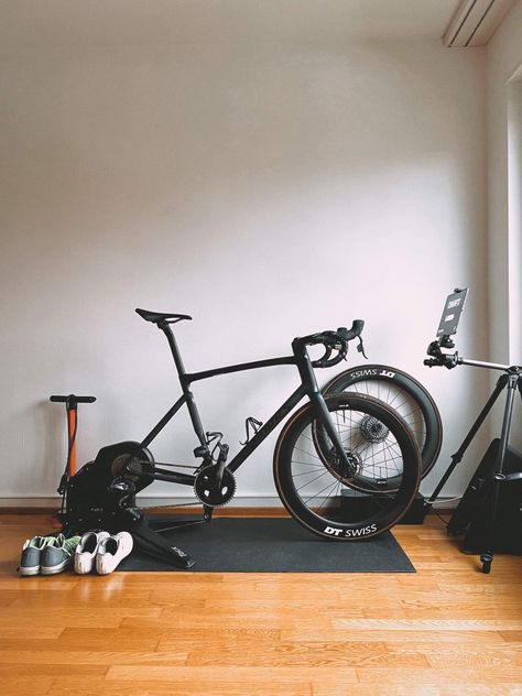 An indoor set up with a road bike in a room. The Timber flooring almost makes it look vintage. The black road bike is  very flash Man Cave Interior Ideas, Bike Indoor, Home Gym Inspiration, Indoor Bike Trainer, Urban Bicycle, Bike Room, Bike Trainer, Bike Training, Indoor Bike