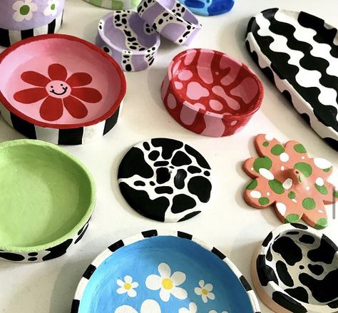 Pottery Painting Patterns, Painting Clay Ideas, Pottery Painting Abstract, Clay Designs Ideas, Ceramic Pottery Art Ideas, Pottery Painting Inspiration, Painting Pots, Pottery Cafe, Pot Decor