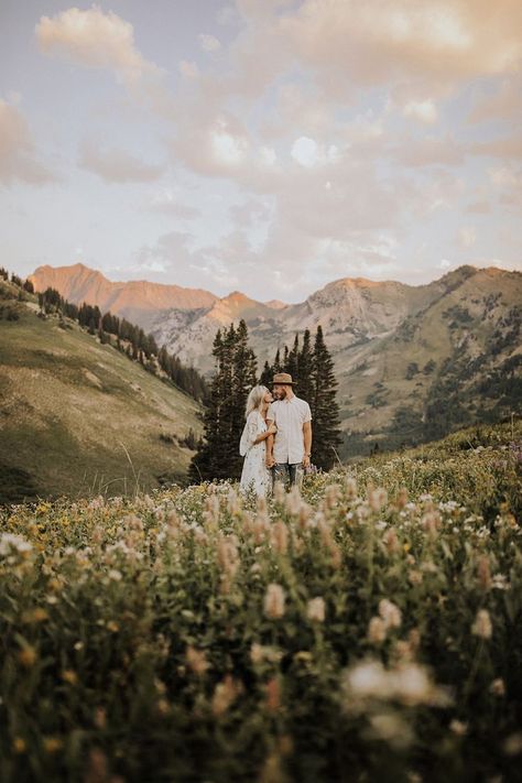 Real-Life Fairy Tales! 20 Beautiful Wedding Photos That Are Straight Out of a Storybook! Vintage Inspired Engagement Photos, Mountain Engagement Shoot, Era Victoria, Shooting Couple, Real Life Fairies, Couple Engagement Pictures, Cute Engagement Photos, Engagement Pictures Poses, Pose Fotografi