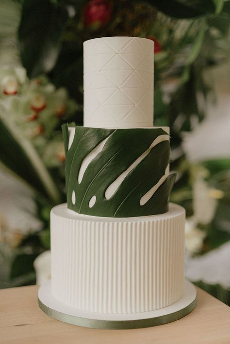 Plant Wedding Cake, Monstera Plant Cake Ideas, Plant Inspired Cake, Earth Tone Cake, Leaf Cake Design, Plant Cake Ideas, Plant Cake Design, Monstera Leaf Cake, Rainforest Cake