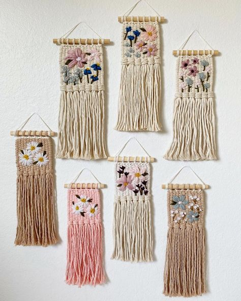 Fiber Art Ideas, Crochet Tapestry Pattern, Pattern Pixel Art, Mini Weaving, Floral Weaving, Wall Weaving, Simpul Makrame, Pola Macrame, Fiber Wall Art