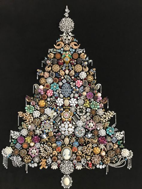 Christmas Tree Jewelry Trees, How To Make Vintage Jewelry Tree, Broach Tree Jewelry Art, Jeweled Pictures Art, Costume Jewelry Christmas Tree Diy, Brooch Tree Vintage Christmas, Costume Jewelry Tree, Christmas Tree From Old Jewelry, Antique Jewelry Christmas Tree