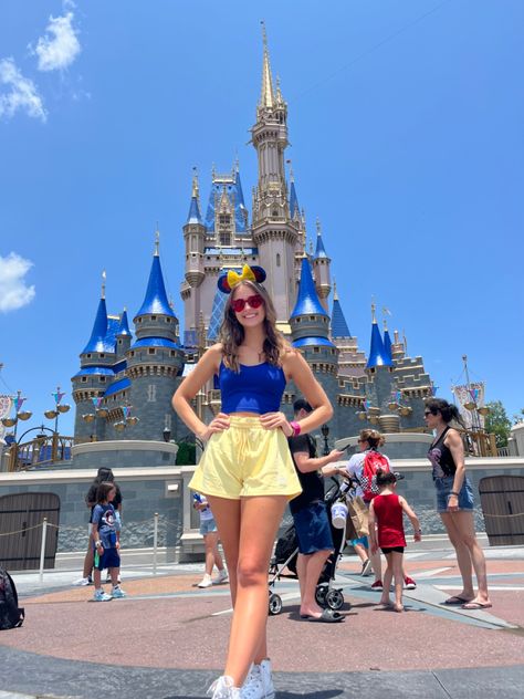 #disneyoutfit #snowwhite Snow White Disney Outfit, White Disney Outfit, Disneyworld Outfit Women, Orlando Outfits, Universal Outfits, Disneyworld Outfit, Disney Parks Outfits, Trip Fits, Snow White Outfits