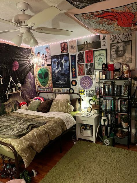 Room Ideas Retro Aesthetic, Grunge Room Beds & Bed Frames, Comfy Room Aesthetic Grunge, Indie Core Room Aesthetic, Maximalist Bedroom Grunge, Maximalistic Bedroom, 80s Grunge Room, Goth Hippie Room, Clutter Core Bedroom