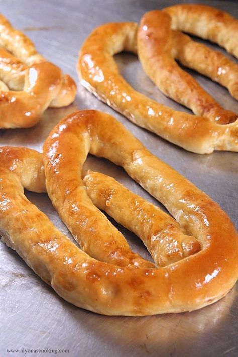 This pretzel recipe was the closet I ever got to those super amazing pretzels sold at the mall. I have tried a pretty good recipe before, but not quite like the mall ones. And after attempting to m… Mall Pretzel Recipe, Mall Pretzels, Pretzel Recipe, Soft Pretzel Recipe, Homemade Pretzels, Homemade Soft Pretzels, Good Recipe, Pretzels Recipe, At The Mall