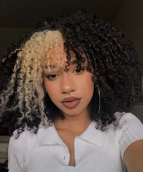 Bangs On Curly Hair, Dyed Bangs, Dyed Curly Hair, Cute Curly Hairstyles, Dyed Hair Inspiration, Colored Curly Hair, Dyed Natural Hair, Hairdos For Curly Hair, Pretty Hair Color